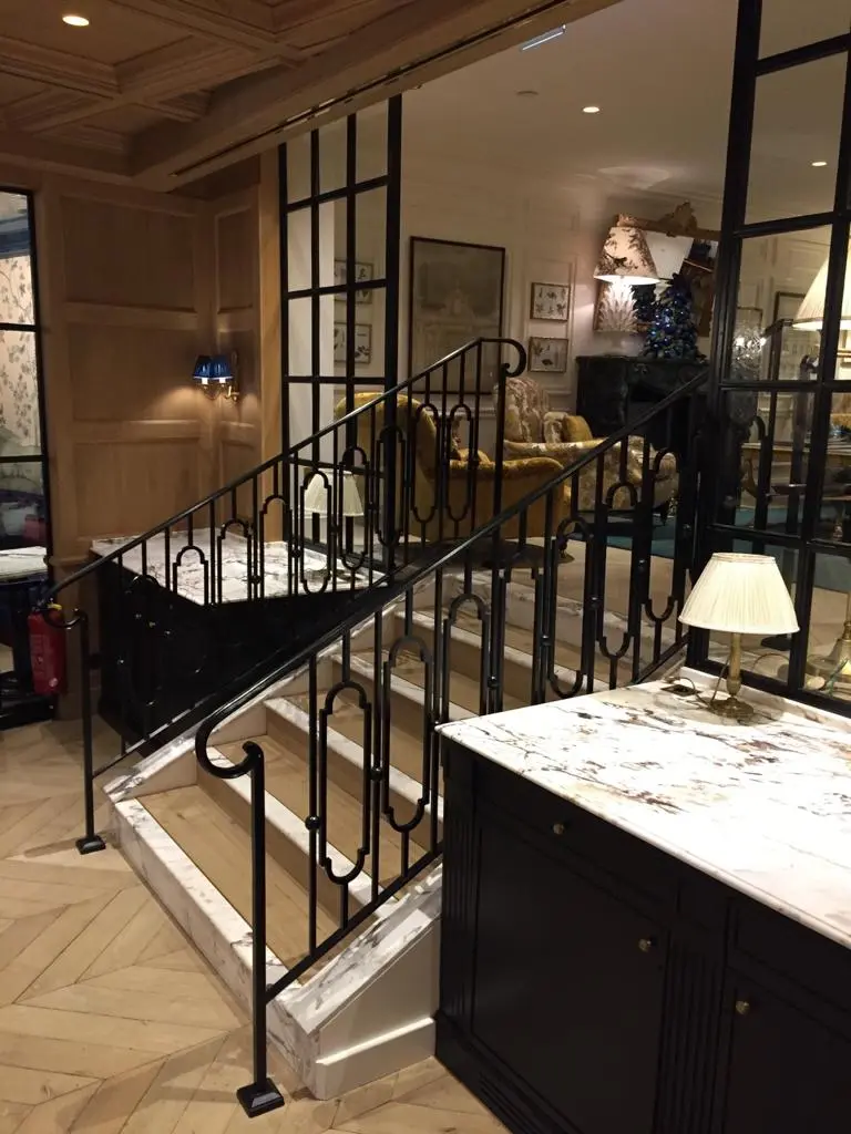 garde corps en ferronnerie style empire de rampant d_escalier dans un hotel