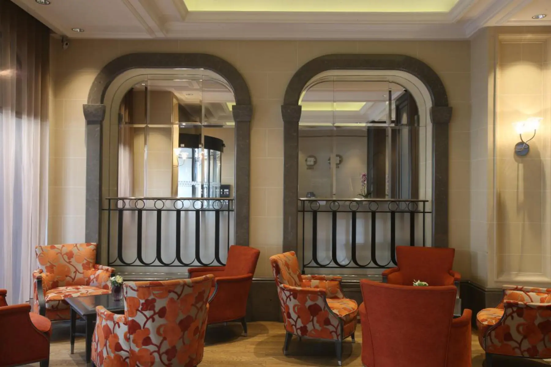 garde-corps-interieur-avec-ronds-decoratifs-et-vitrage-sablé