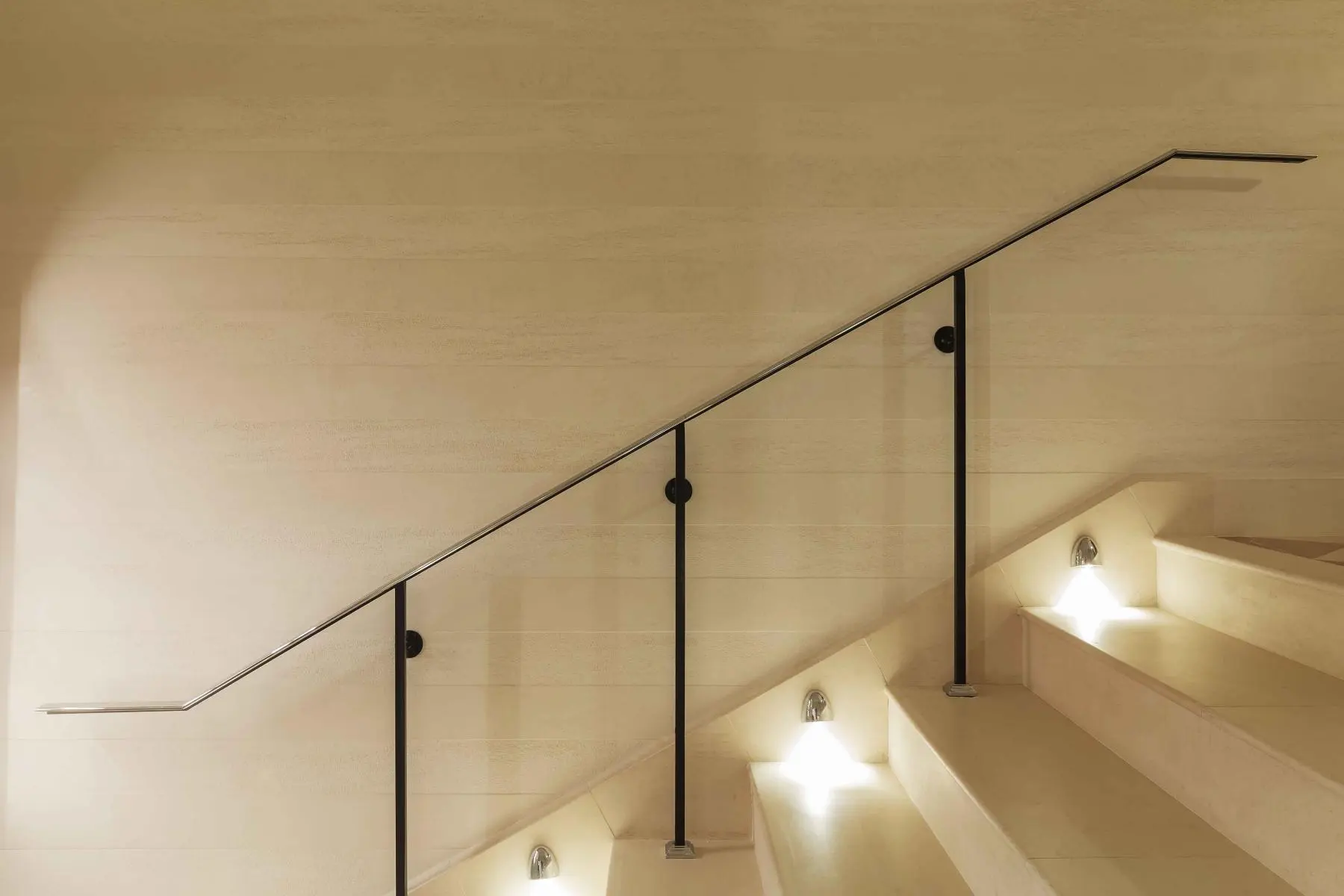 main-courante-interieur-en-inox-plat-miroir-sur-pieds-acier
